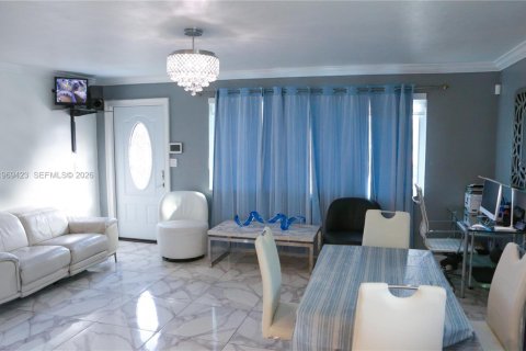 House in West Palm Beach, Florida 2 bedrooms, 86.96 sq.m. № 2030548 - photo 2