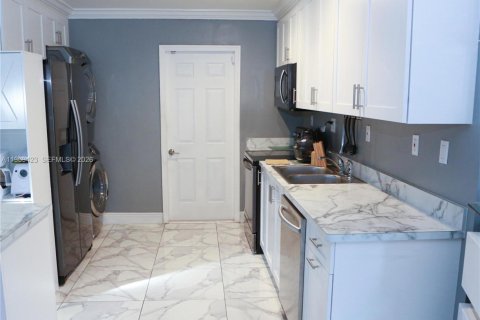 House in West Palm Beach, Florida 2 bedrooms, 86.96 sq.m. № 2030548 - photo 3