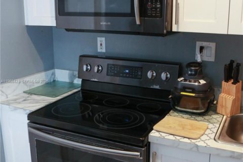 House in West Palm Beach, Florida 2 bedrooms, 86.96 sq.m. № 2030548 - photo 5