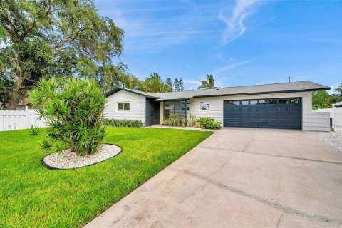 House in Saint Petersburg, Florida 3 bedrooms, 154.87 sq.m. № 1813197 - photo 4
