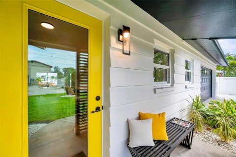 House in Saint Petersburg, Florida 3 bedrooms, 154.87 sq.m. № 1813197 - photo 5