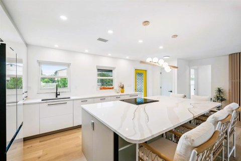 House in Saint Petersburg, Florida 3 bedrooms, 154.87 sq.m. № 1813197 - photo 8