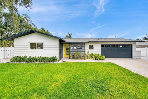House in Saint Petersburg, Florida 3 bedrooms, 154.87 sq.m. № 1813197 - photo 1