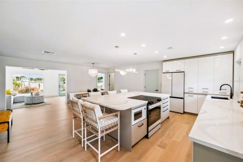 House in Saint Petersburg, Florida 3 bedrooms, 154.87 sq.m. № 1813197 - photo 6