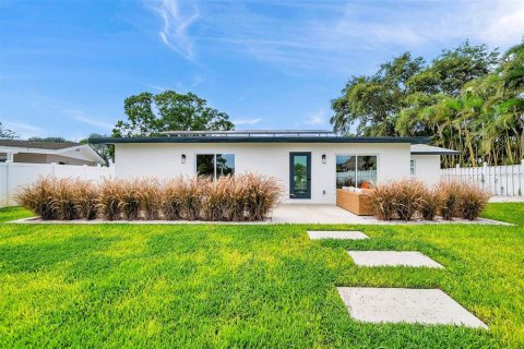 House in Saint Petersburg, Florida 3 bedrooms, 154.87 sq.m. № 1813197 - photo 30