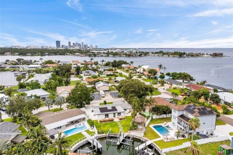 House in Saint Petersburg, Florida 3 bedrooms, 154.87 sq.m. № 1813197 - photo 2