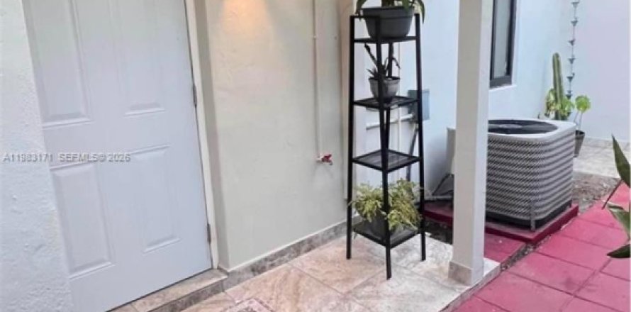 Коммерческая недвижимость в Майами, Флорида 1 спальня, 179.02м2 № 2045631