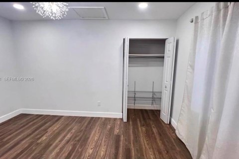 Снять в аренду коммерческую недвижимость в Майами, Флорида 1 спальня, 179.02м2, № 2045631 - фото 5