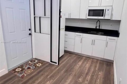 Снять в аренду коммерческую недвижимость в Майами, Флорида 1 спальня, 179.02м2, № 2045631 - фото 3