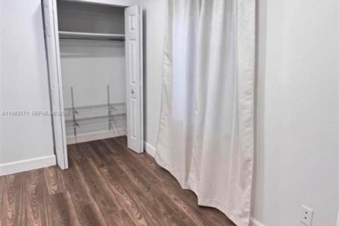 Снять в аренду коммерческую недвижимость в Майами, Флорида 1 спальня, 179.02м2, № 2045631 - фото 6