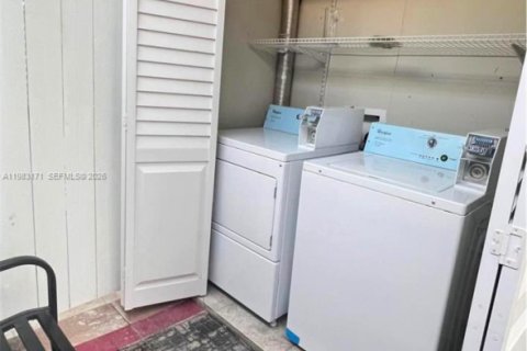 Снять в аренду коммерческую недвижимость в Майами, Флорида 1 спальня, 179.02м2, № 2045631 - фото 2