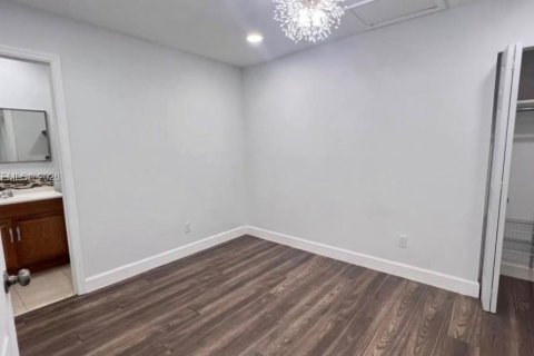 Снять в аренду коммерческую недвижимость в Майами, Флорида 1 спальня, 179.02м2, № 2045631 - фото 7