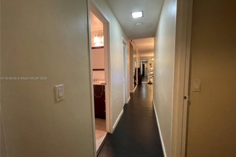 Copropriété à vendre à Hollywood, Floride: 2 chambres, 102.19 m2 № 1862086 - photo 18