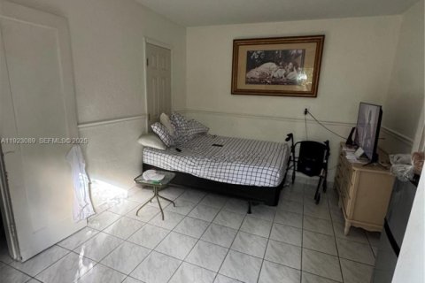 Casa en venta en Hialeah, Florida, 5 dormitorios, 199.37 m2 № 1983689 - foto 12