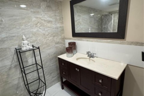 Casa en venta en Hialeah, Florida, 5 dormitorios, 199.37 m2 № 1983689 - foto 27