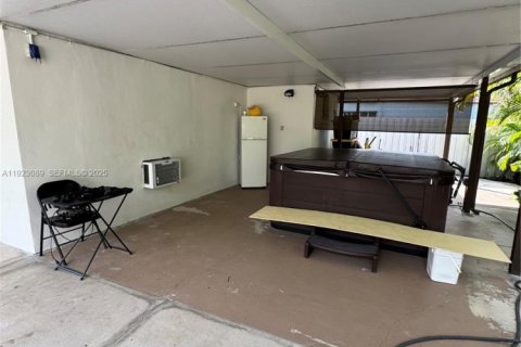 Casa en venta en Hialeah, Florida, 5 dormitorios, 199.37 m2 № 1983689 - foto 19