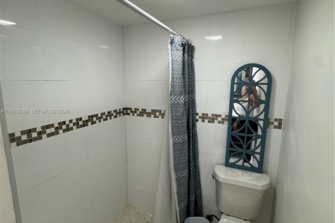 Casa en venta en Hialeah, Florida, 5 dormitorios, 199.37 m2 № 1983689 - foto 23