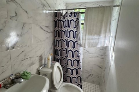 Casa en venta en Hialeah, Florida, 5 dormitorios, 199.37 m2 № 1983689 - foto 10