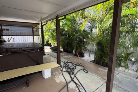 Casa en venta en Hialeah, Florida, 5 dormitorios, 199.37 m2 № 1983689 - foto 18
