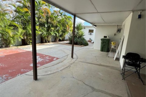 Casa en venta en Hialeah, Florida, 5 dormitorios, 199.37 m2 № 1983689 - foto 21