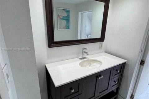 Casa en venta en Hialeah, Florida, 5 dormitorios, 199.37 m2 № 1983689 - foto 26