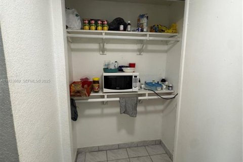 Casa en venta en Hialeah, Florida, 5 dormitorios, 199.37 m2 № 1983689 - foto 9