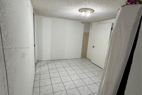 Casa en venta en Hialeah, Florida, 5 dormitorios, 199.37 m2 № 1983689 - foto 29