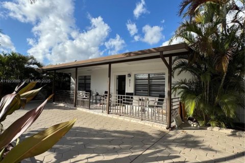 Casa en venta en Hialeah, Florida, 5 dormitorios, 199.37 m2 № 1983689 - foto 3