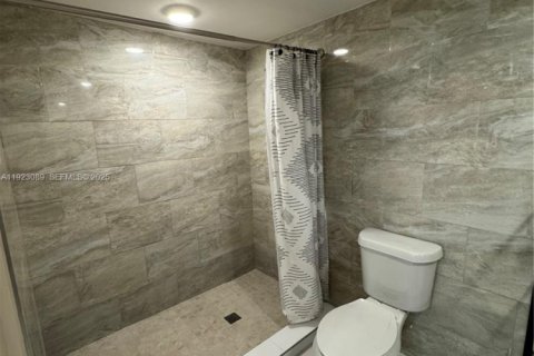 Casa en venta en Hialeah, Florida, 5 dormitorios, 199.37 m2 № 1983689 - foto 28