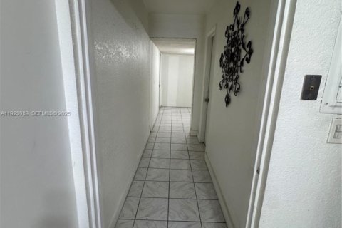 Casa en venta en Hialeah, Florida, 5 dormitorios, 199.37 m2 № 1983689 - foto 30