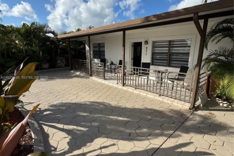 Casa en venta en Hialeah, Florida, 5 dormitorios, 199.37 m2 № 1983689 - foto 2