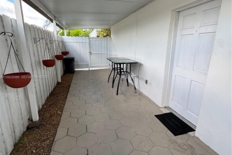Casa en venta en Hialeah, Florida, 5 dormitorios, 199.37 m2 № 1983689 - foto 8