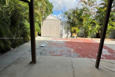 Casa en venta en Hialeah, Florida, 5 dormitorios, 199.37 m2 № 1983689 - foto 20