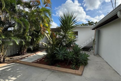 Casa en venta en Hialeah, Florida, 5 dormitorios, 199.37 m2 № 1983689 - foto 22