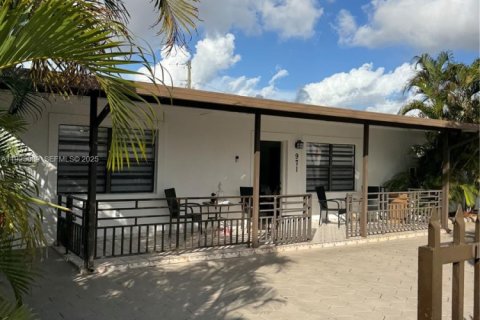 Casa en venta en Hialeah, Florida, 5 dormitorios, 199.37 m2 № 1983689 - foto 1