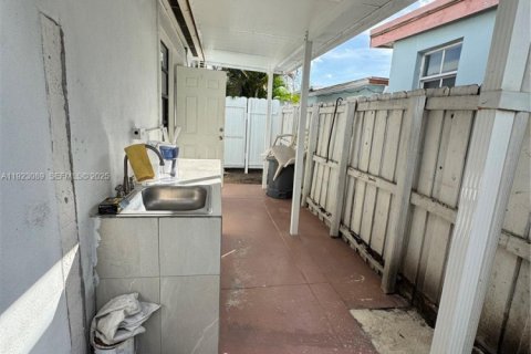 Casa en venta en Hialeah, Florida, 5 dormitorios, 199.37 m2 № 1983689 - foto 16