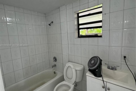 Casa en venta en Hialeah, Florida, 5 dormitorios, 199.37 m2 № 1983689 - foto 13