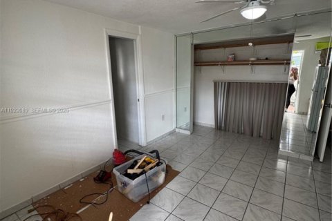 Casa en venta en Hialeah, Florida, 5 dormitorios, 199.37 m2 № 1983689 - foto 15