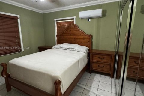 Casa en venta en Hialeah, Florida, 5 dormitorios, 199.37 m2 № 1983689 - foto 4