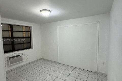 Casa en venta en Hialeah, Florida, 5 dormitorios, 199.37 m2 № 1983689 - foto 14