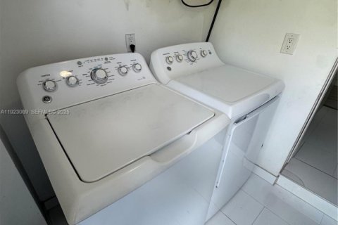 Casa en venta en Hialeah, Florida, 5 dormitorios, 199.37 m2 № 1983689 - foto 7