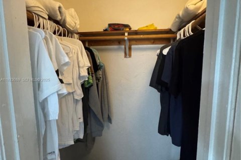 Casa en venta en Hialeah, Florida, 5 dormitorios, 199.37 m2 № 1983689 - foto 11