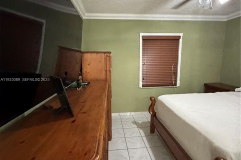 Casa en venta en Hialeah, Florida, 5 dormitorios, 199.37 m2 № 1983689 - foto 5