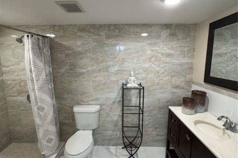 Casa en venta en Hialeah, Florida, 5 dormitorios, 199.37 m2 № 1983689 - foto 24