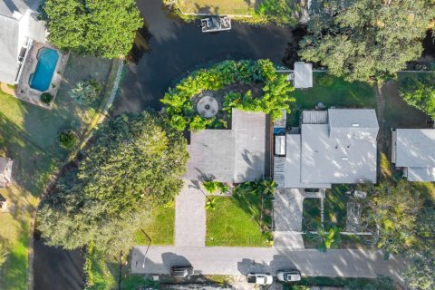 House in Belle Isle, Florida 3 bedrooms, 127.28 sq.m. № 1792905 - photo 1