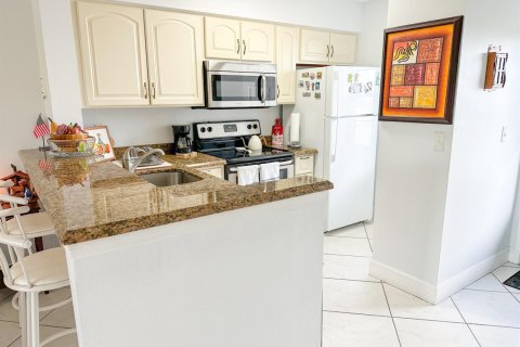 Condo in Pompano Beach, Florida, 2 bedrooms  № 2172759 - photo 8