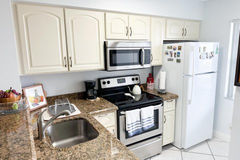 Condo in Pompano Beach, Florida, 2 bedrooms  № 2172759 - photo 11