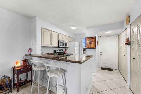 Condo in Pompano Beach, Florida, 2 bedrooms  № 2172759 - photo 29