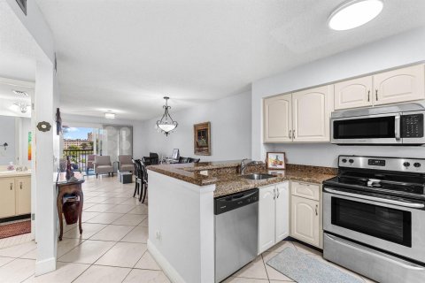 Condo in Pompano Beach, Florida, 2 bedrooms  № 2172759 - photo 30