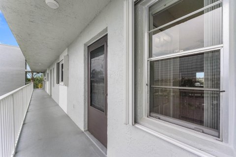 Condo in Pompano Beach, Florida, 2 bedrooms  № 2172759 - photo 3